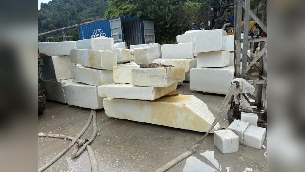 Why does marble have different shades in different slabs?